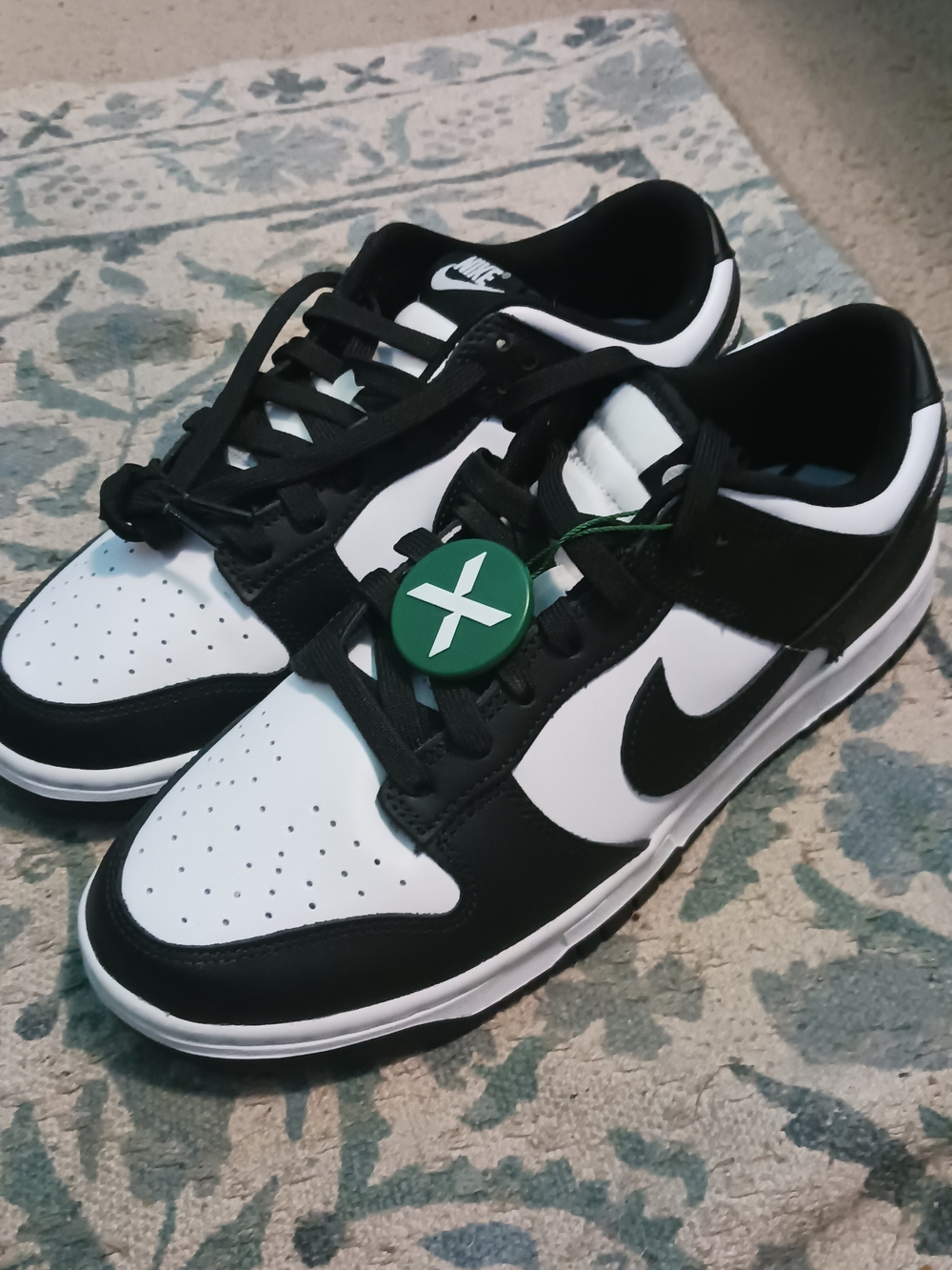 Nike Men's Black and White Low-Top Sneakers with Contrast Swoosh